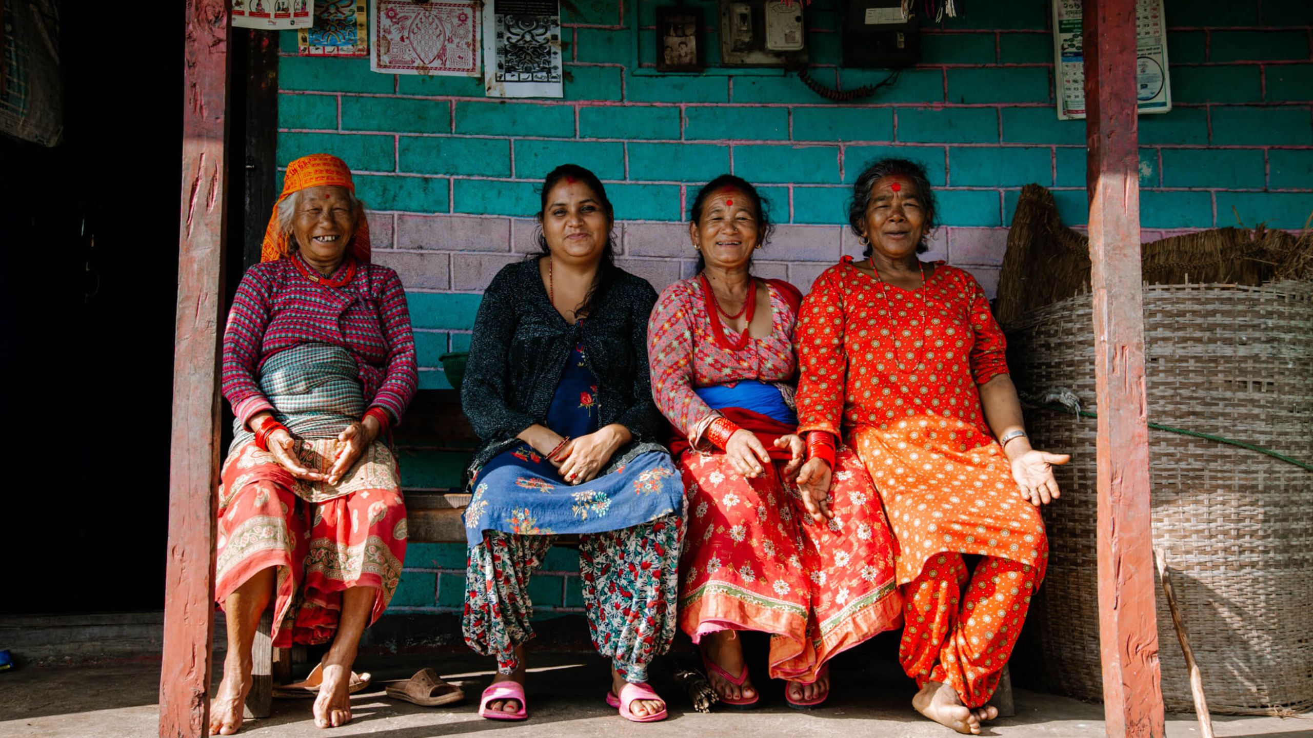 Bild: Nepalische Frauen sitzend vor einem Haus